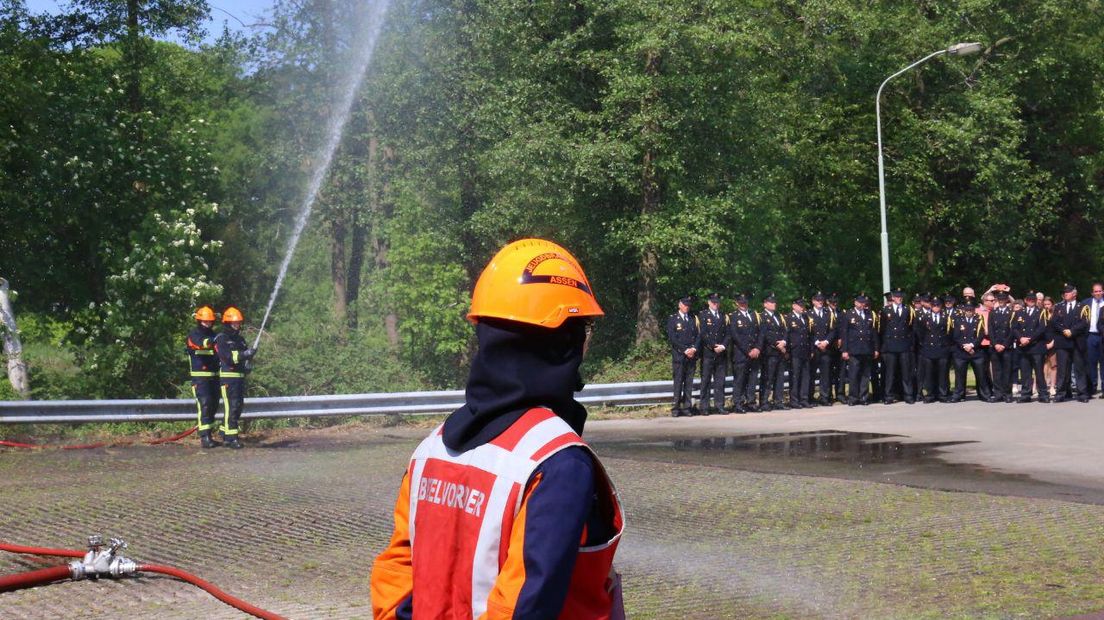 Een ereboog voor de omgekomen brandweermannen (Rechten: Van Oost media)