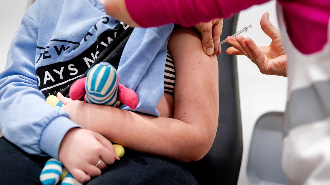 Een kind krijgt een vaccinatieprik (archief)