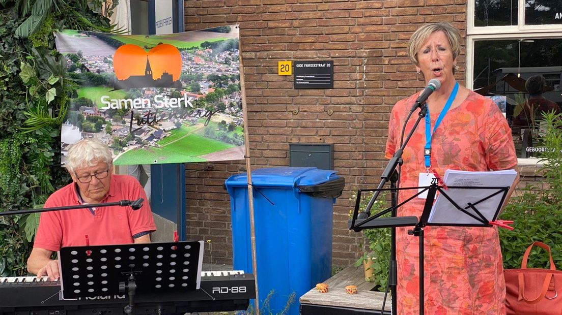 Luttenbergpromotie uit onverwachte hoek: Annemarie Jorritsma zingt uit volle borst bij het kraampje Luttenberg