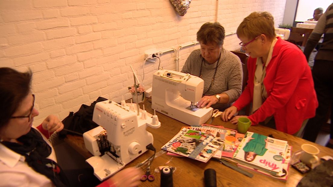Modecafé haalt mensen van achter de geraniums (video)