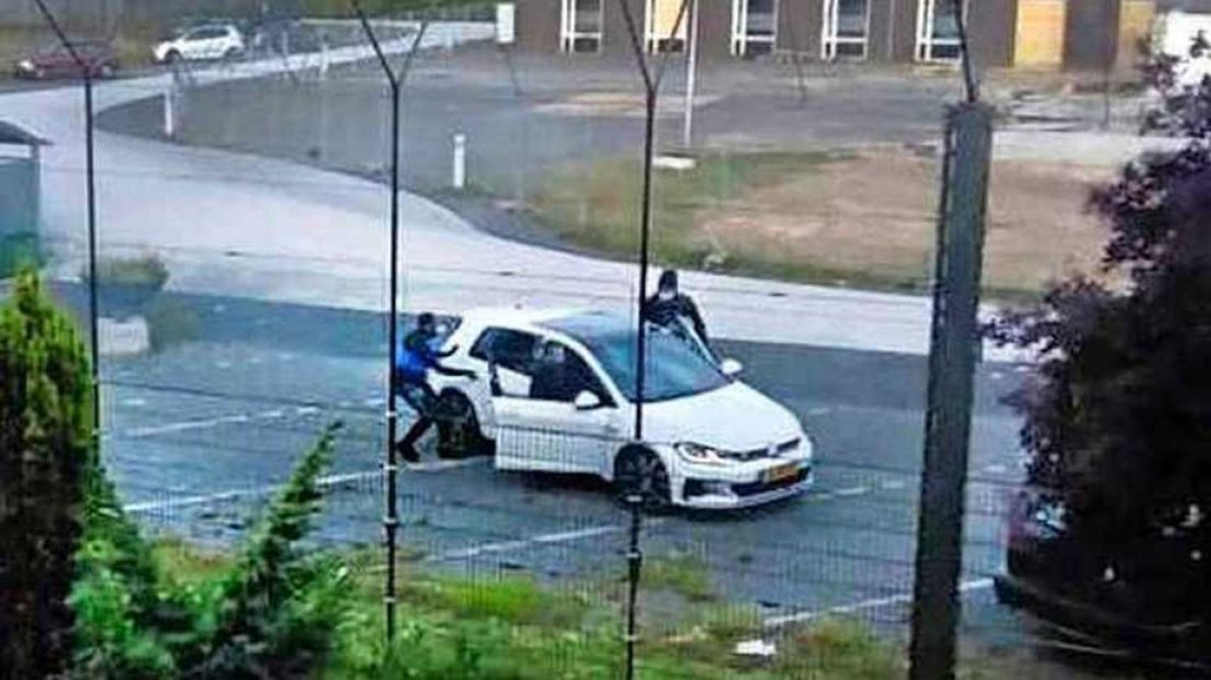 De witte vluchtauto van de twee tbs'ers is gevonden.