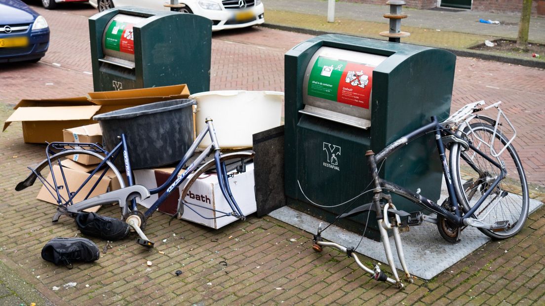 Troep wordt op en rond afvalcontainers gegooid