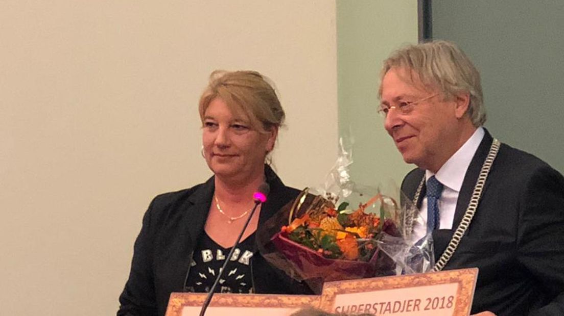 Margriet Kukler-Bleker kreeg van burgemeester Den Oudsten twee cheques overhandigd.