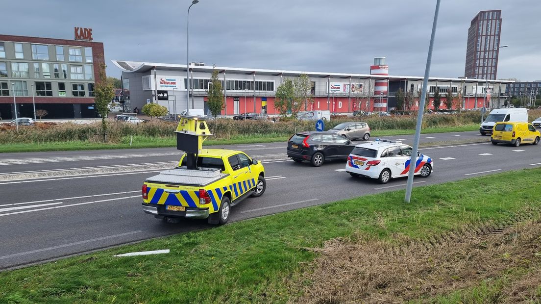 Hulpdiensten bij het ongeval op de Friesestraatweg in Groningen