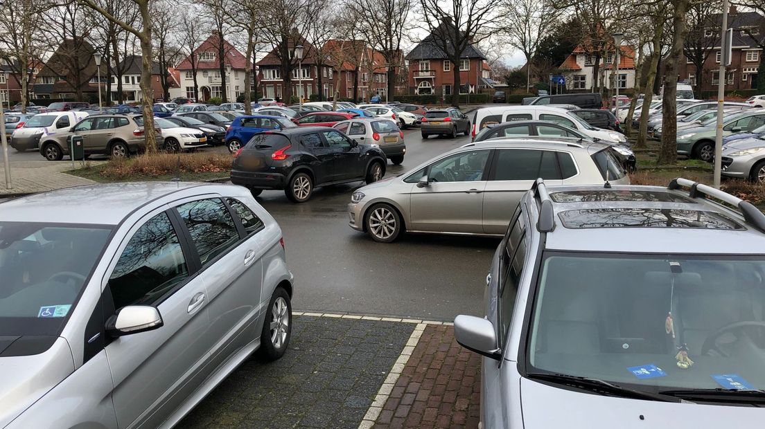 Drukte op de parkeerplaats bij het centrum in Veendam