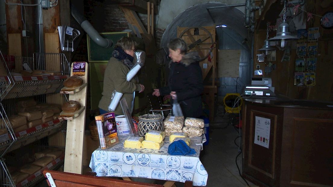 Vrijwilligers bekijken de ambachtelijke producten in de molen