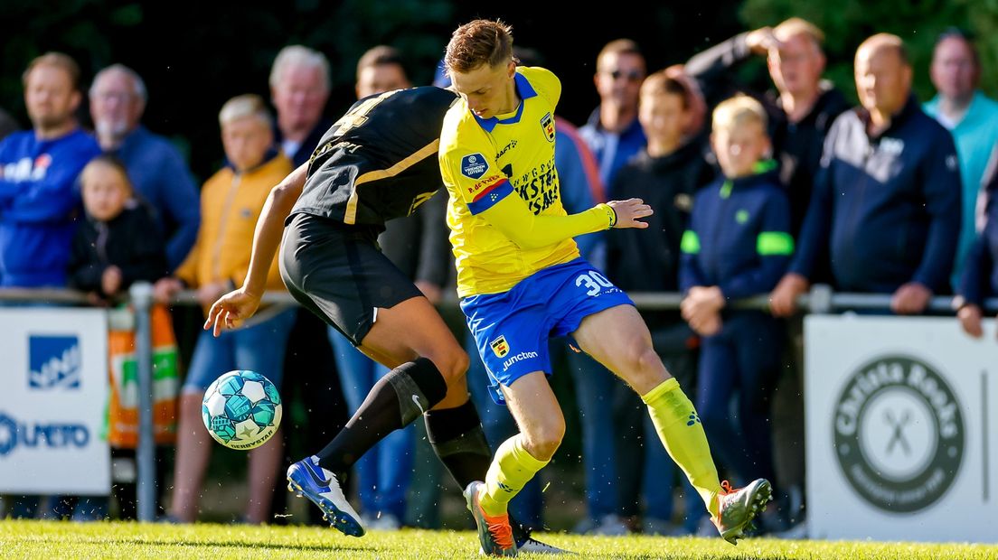 Remco Balk in actie namens Cambuur tegen Meppen