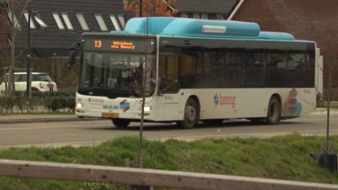 Liever wat minder bussen per uur dan helemaal geen bussen omdat er een gebrek aan chauffeurs is. Dat is het antwoord van wethouder Harriët Tiemens op vragen van de Nijmeegse SP over de zomerdienstregeling van busmaatschappij BRENG.