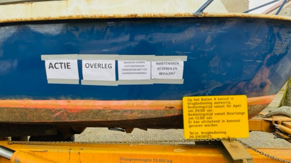 Een tekst achterop een boot tijdens het protest