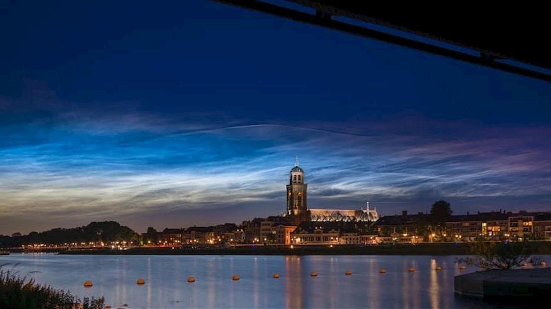 Lichtende nachtwolken boven Deventer