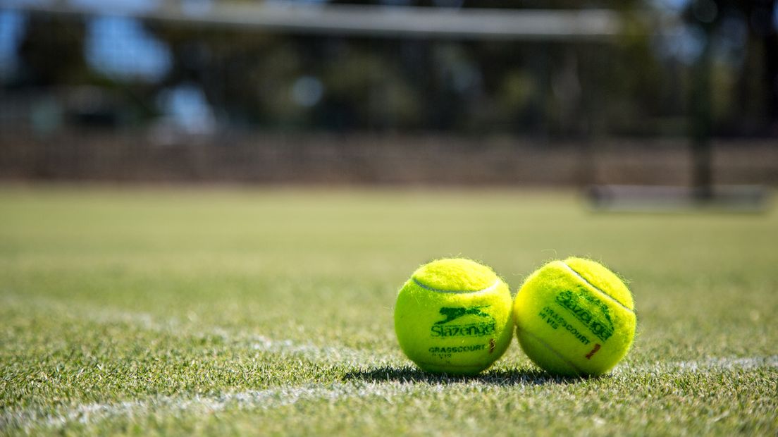 Tennisballen op een veld