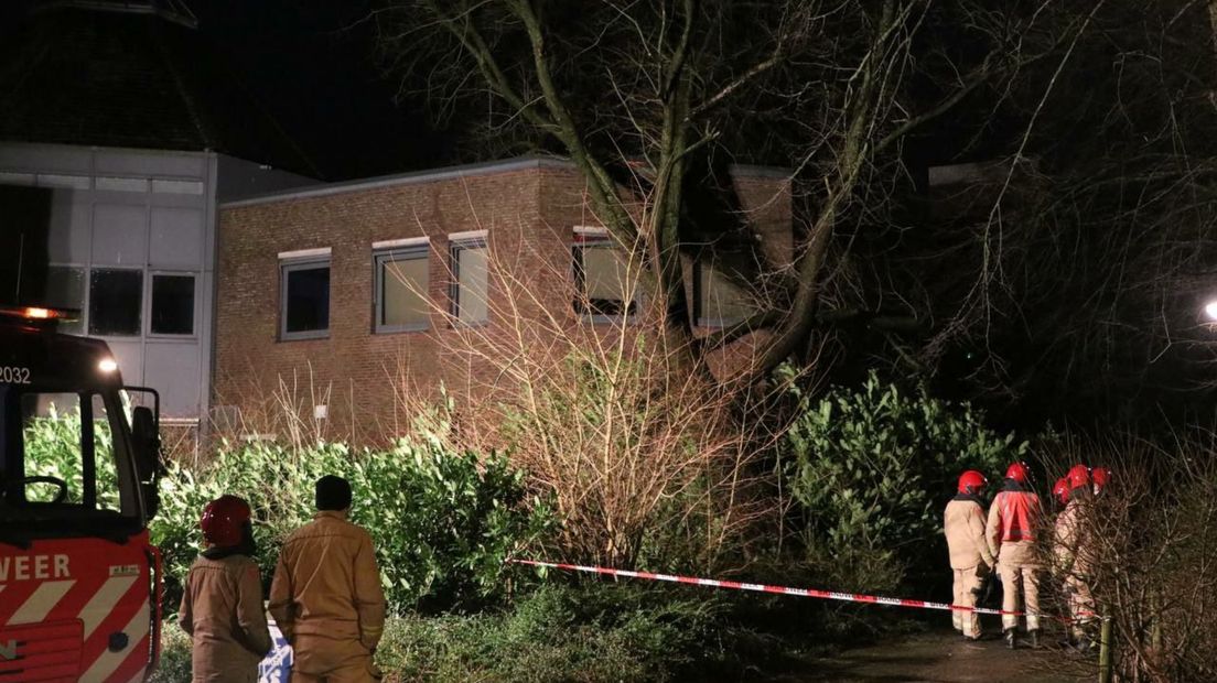 Een boom waaide tegen een pand aan de Paterswoldseweg in Stad