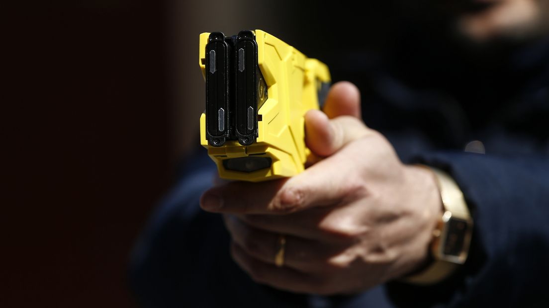 Een politieagent gebruikt een taser