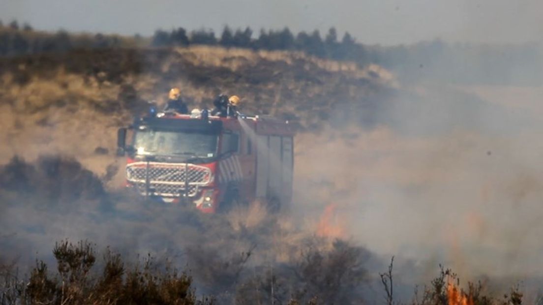 De brandweer bestrijdt de heidebrand in Hoog Soeren