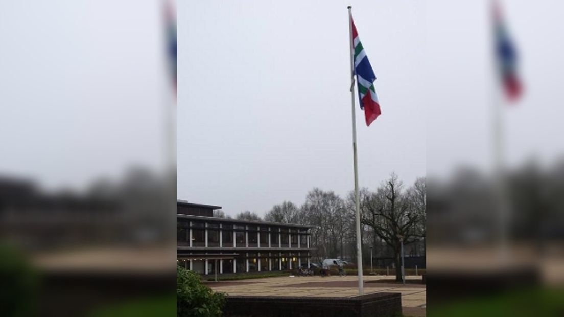 De Groningse vlag gehesen bij provinciehuis in Assen.