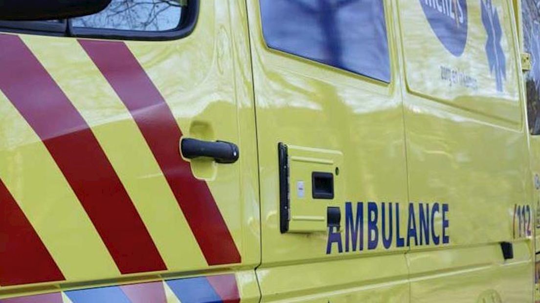 Brommobielrijder met hoofdletsel naar het ziekenhuis