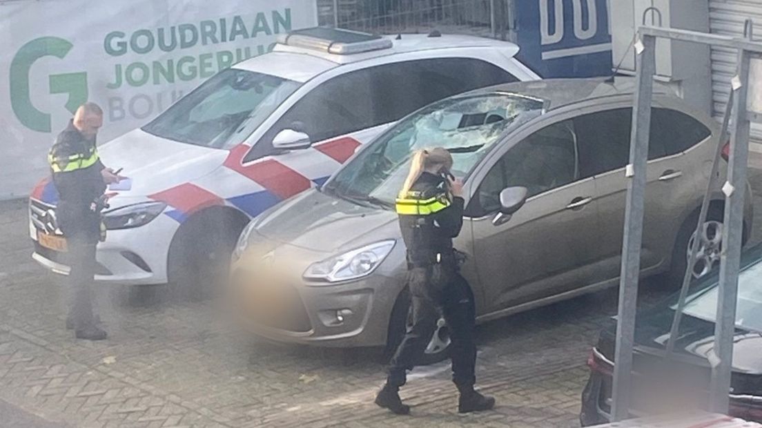 Een auto is beschadigd geraakt door vallende betonblokken