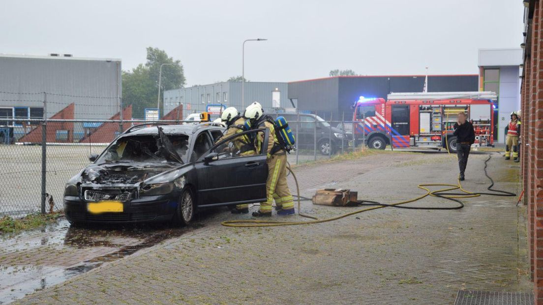 De auto raakte zwaar beschadigd (Rechten: Van Oost Media)