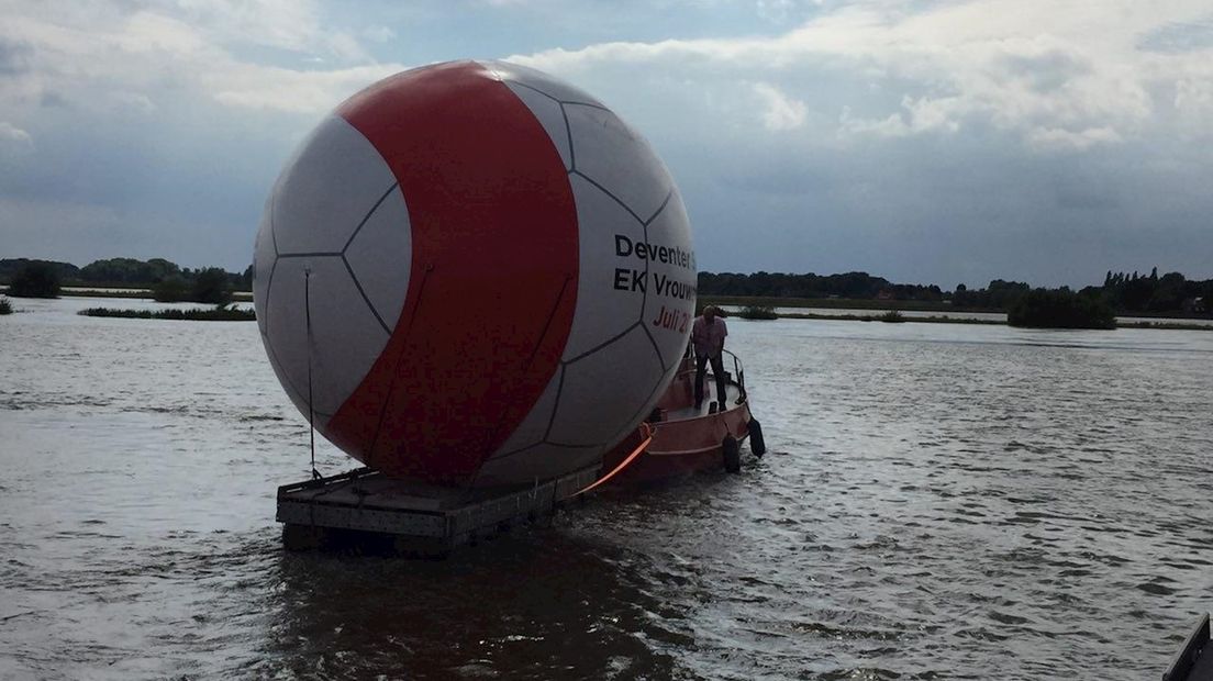 Reusachtige bal in de IJssel voor EK Vrouwenvoetbal
