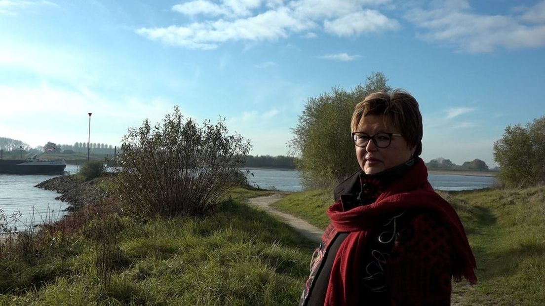 Herma van Dijkhuizen aan de Waal bij Ochten.