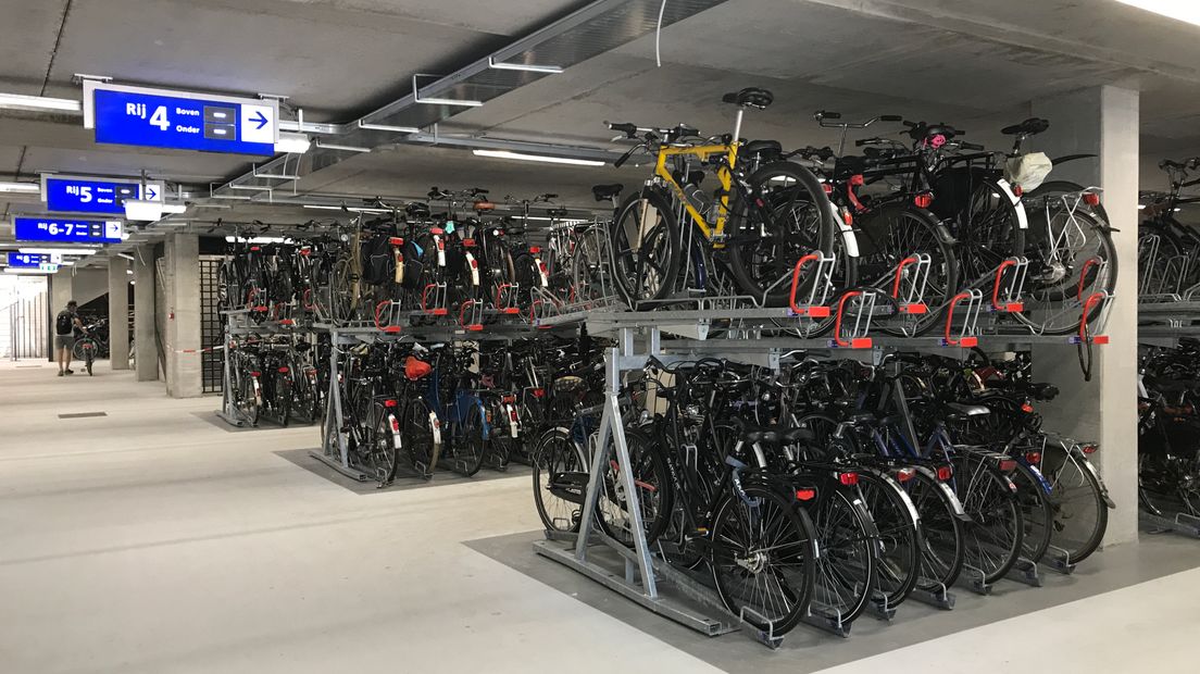 Sinds maandag is de nieuwe bewaakte fietsenstalling onder het stationsplein open (Rechten: Margriet Benak / RTV Drenthe)