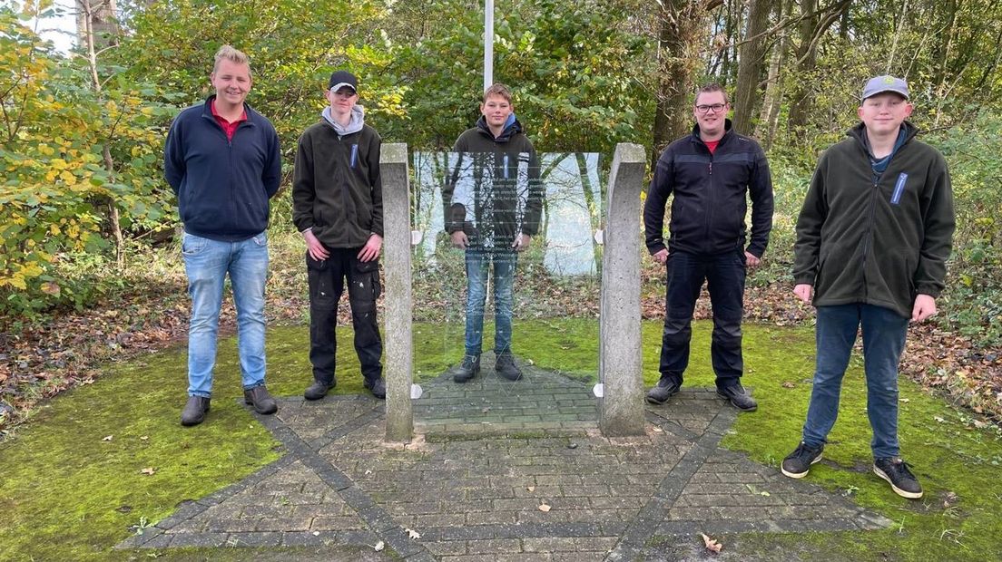 Cliënten van Zorgboerderij De Geitenmeijerij op het voormalige kampterrein Ybenheer