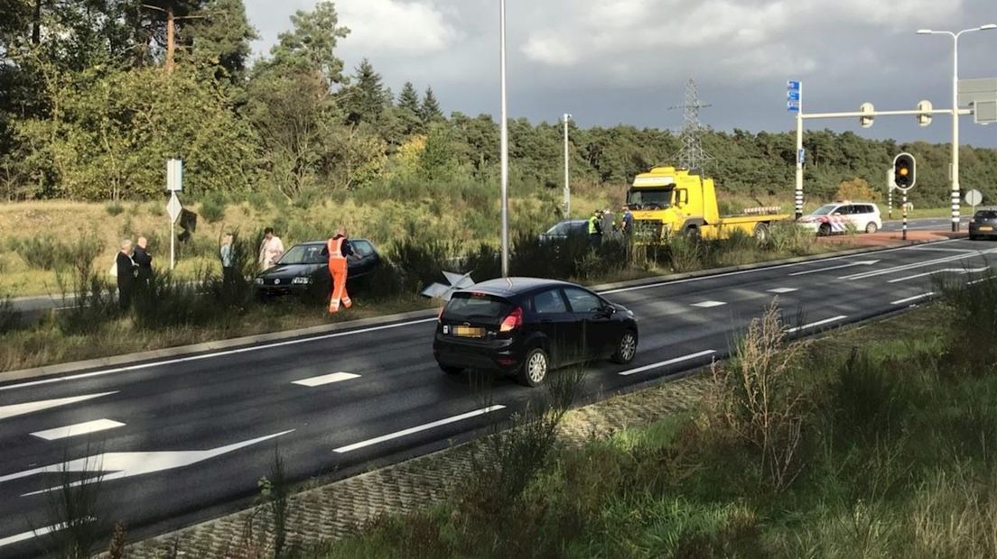 Auto op middenberm N35 bij Nijverdal