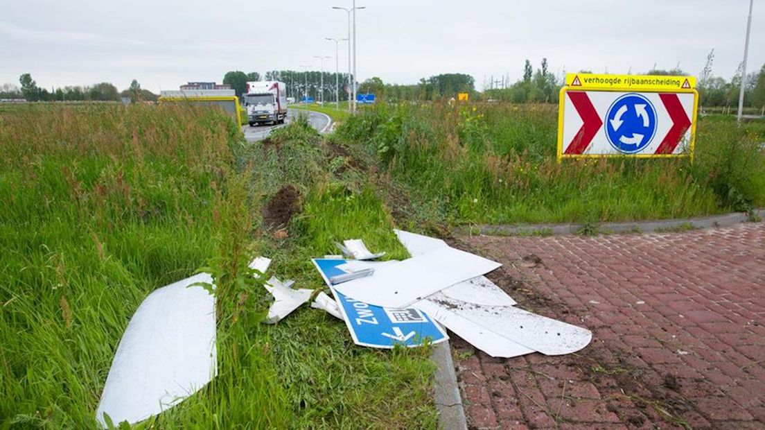 Vrachtwagen rijdt rechtdoor over rotonde in Kampen