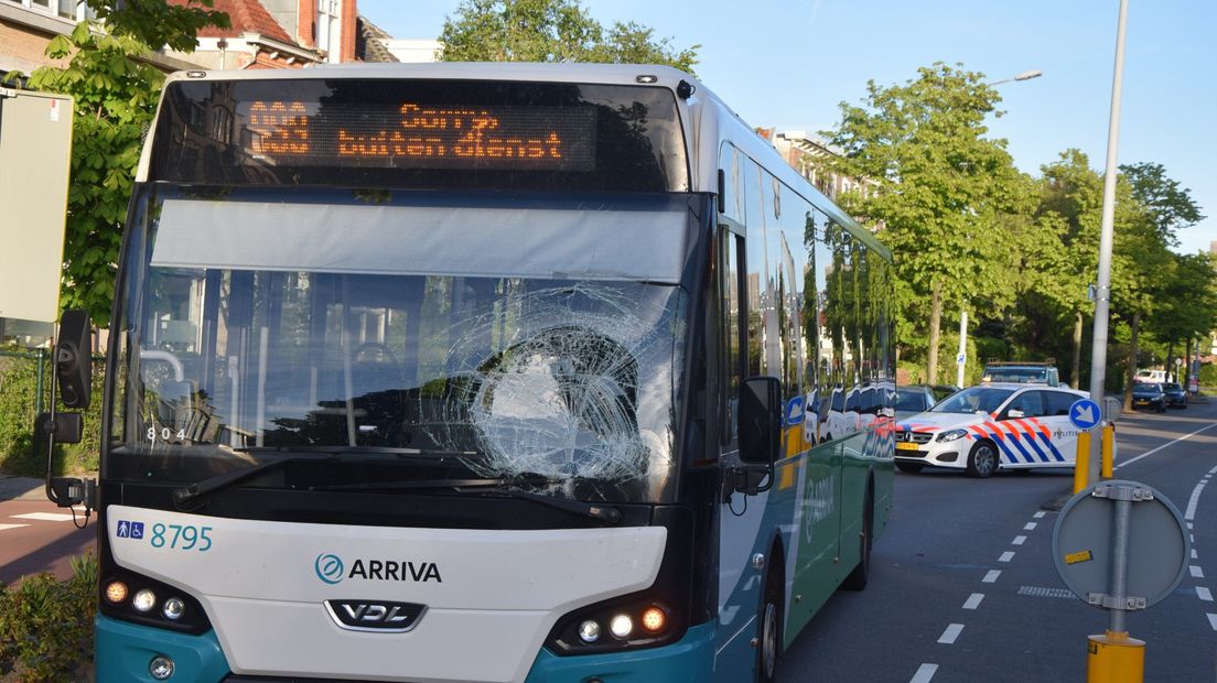 De bus van Arrriva raakte beschadigd bij het ongeluk.