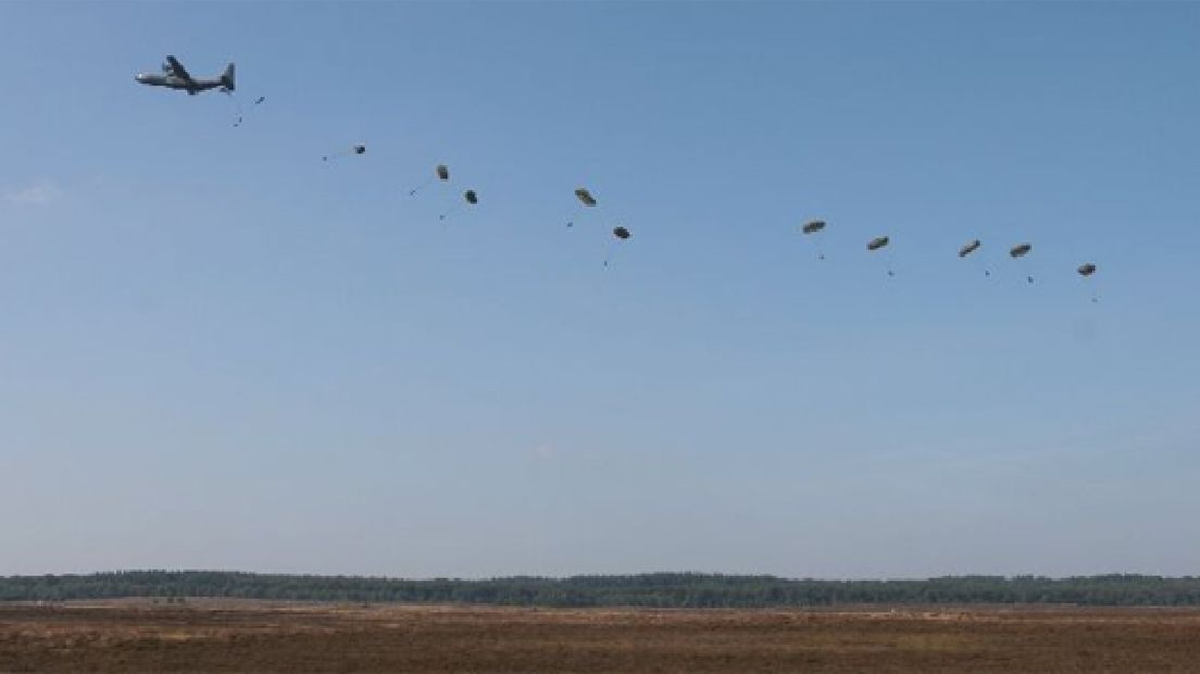Er zijn zaterdag geen gewonden gevallen bij de paradroppings boven de Ginkelse Heide in Ede.
								


$(document).ready(function(){
	createJwPlayerMultipleFiles('cover_container_1593247','http://www.omroepgelderland.nl/web/show/id=1839498/cachetimeout=30/elementHolder=1593210/elementId=1593247/jellycontentids=2038153/mediahost=media.omroepgelderland.nl/ssiObjectClassName=nl.gx.webmanager.cms.mediarepository.MediaCollectionElement/ssiObjectId=1593247/thumbnailHeight=280/thumbnailWidth=500/timing=201505060316/webid=26098/presentationid=338526','http://www.omroepgelderland.nl/web/show/id=1839498/cachetimeout=30/elementHolder=1593210/elementId=1593247/jellycontentids=2038153/mediahost=media.omroepgelderland.nl/ssiObjectClassName=nl.gx.webmanager.cms.mediarepository.MediaCollectionElement/ssiObjectId=1593247/thumbnailHeight=280/thumbnailWidth=500/timing=201505060316/webid=26098/presentationid=338526/mobile=true',false,false,500,280);
	$.ajax({
		type: "GET",
		url: "http://rss.omroepgelderland.nl.kpnis.nl/public/playlist.php?data=" + escape("http://www.omroepgelderland.nl/web/show/id=1839498/cachetimeout=30/elementHolder=1593210/elementId=1593247/jellycontentids=2038153/mediahost=media.omroepgelderland.nl/ssiObjectClassName=nl.gx.webmanager.cms.mediarepository.MediaCollectionElement/ssiObjectId=1593247/thumbnailHeight=280/thumbnailWidth=500/timing=201505060316/webid=26098/presentationid=338526"),
                dataType: "xml",
		success: function(xml) {
			$('#playlist_list').append('Media bij dit artikel');
			$('#playlist_list').append('');
			$(xml).find('track').each(function(){
				var type = $(this).find('type').text();
				var title = $(this).find('title').text();
				var location = $(this).find('location').text();
				$('#playlist_ol').append(''+title+' \(' + type.toLowerCase() + '\)');
			});
			$('#playlist_list').append('');
		}
	});
});



					Dat is bijzonder, want tot nu toe gebeurden er bijna elk jaar wel ongelukjes.