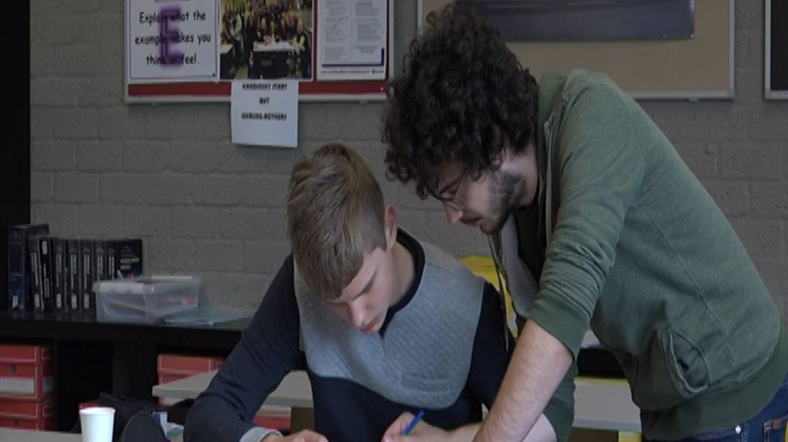 Alle scholieren hebben vakantie en tóch zitten er vandaag en volgende week jongeren in de schoolbanken. Met name eindexamenkandidaten volgen bijlessen om op 12 mei zo goed mogelijk aan het examen te kunnen beginnen.