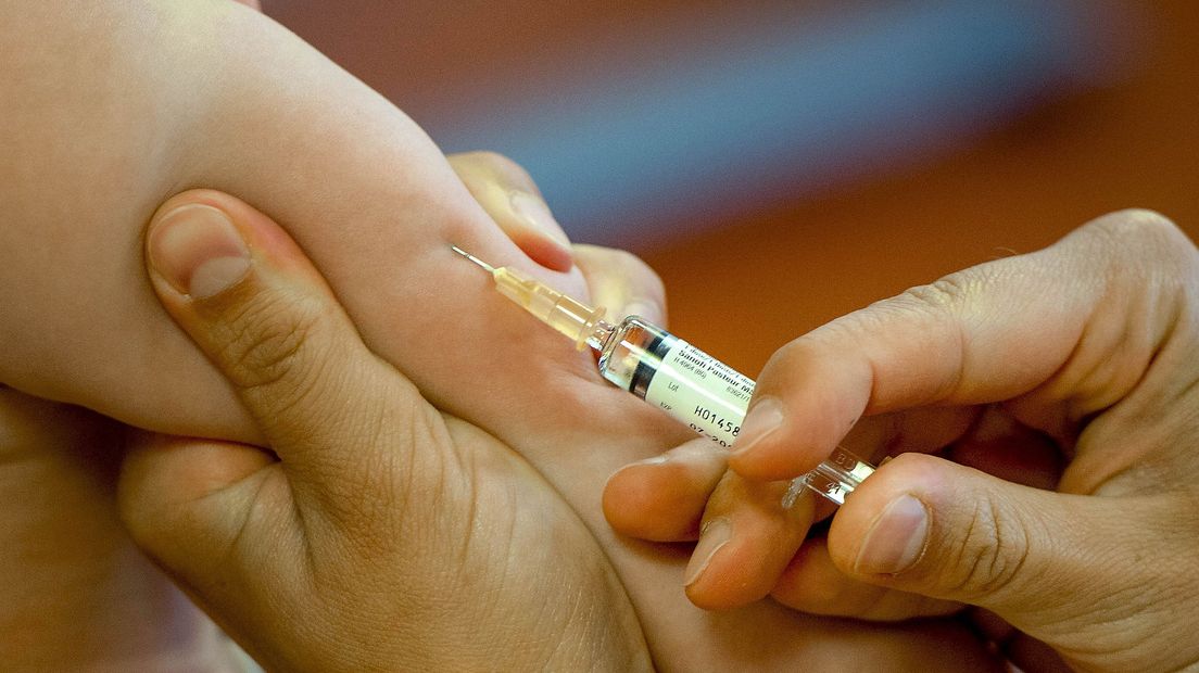 Een kind wordt ingeënt tegen mazelen.