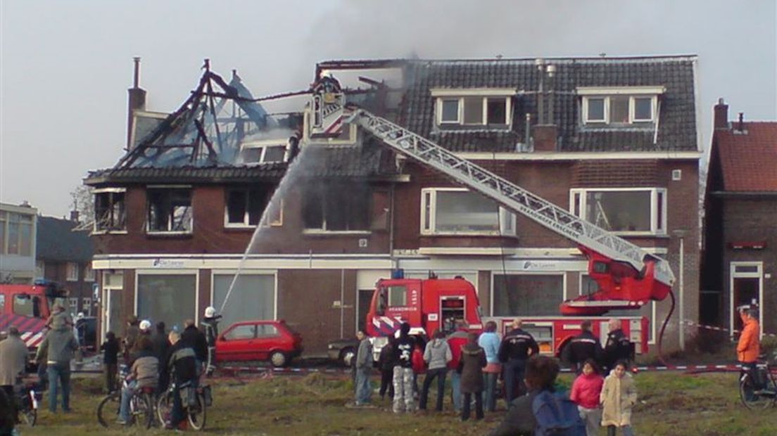 Brand verwoest pand in Enschede