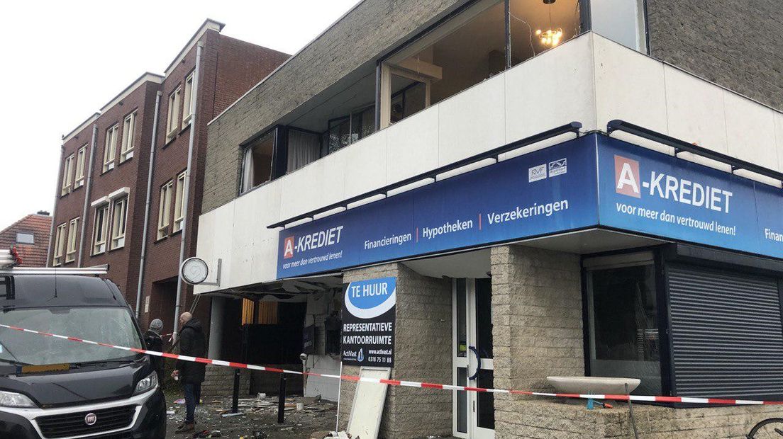 Een plofkraak heeft in de nacht van donderdag op vrijdag grote schade aangericht bij een pinautomaat van de SNS Bank aan de Parkweg in Ede. Woningen in de omgeving raakten beschadigd. Het is onduidelijk of er geld is buitgemaakt.
