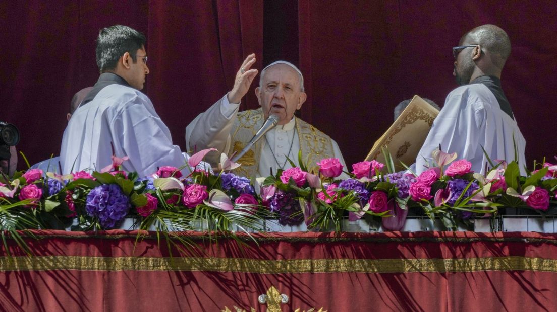 De paus spreekt de zegen 'Urbi et Orbi' uit achter bloemen uit de Bollenstreek