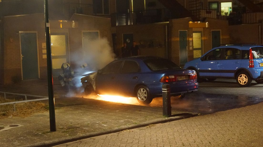 De autobrand in Bunschoten-Spakenburg werd rond 4.00 uur ontdekt.