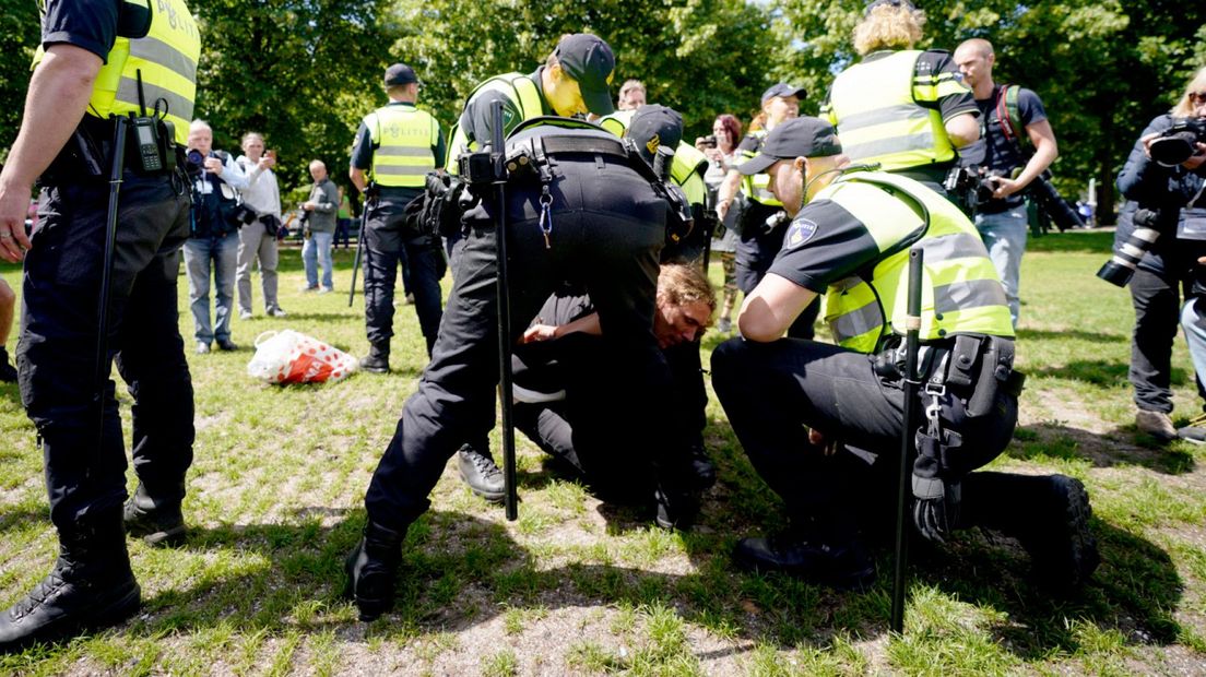 Een demonstrant wordt aangehouden
