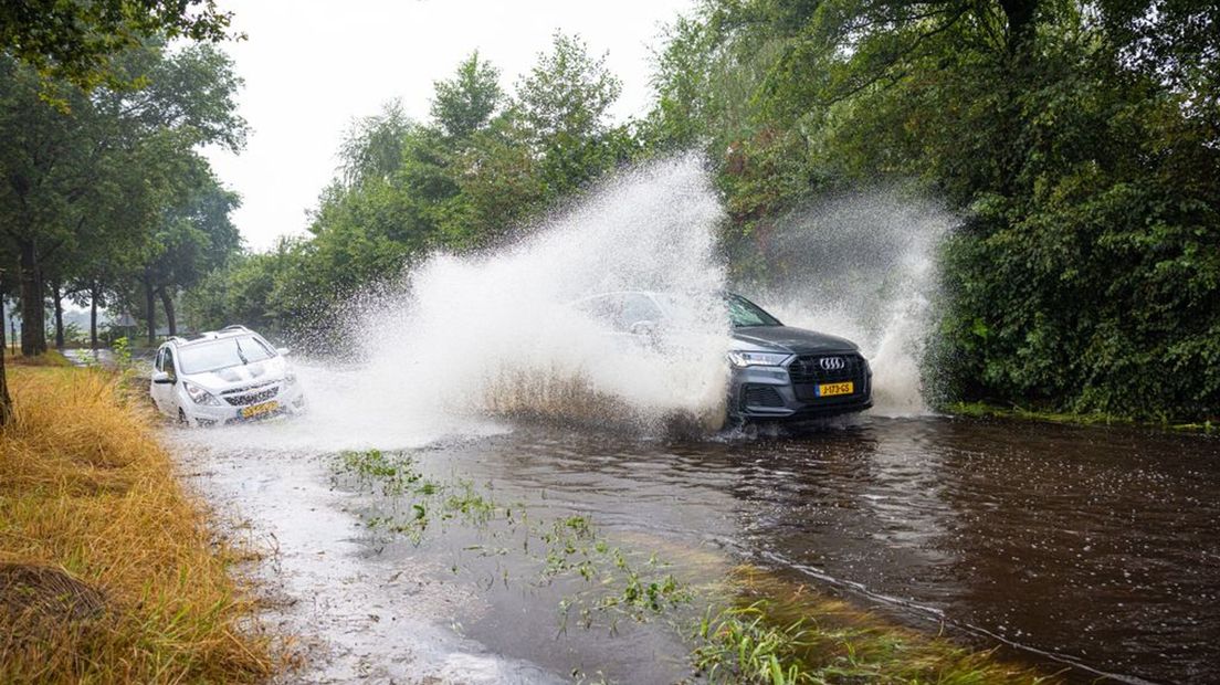 Bij Nunspeet veranderde de rijbaan in een wildwaterbaan.