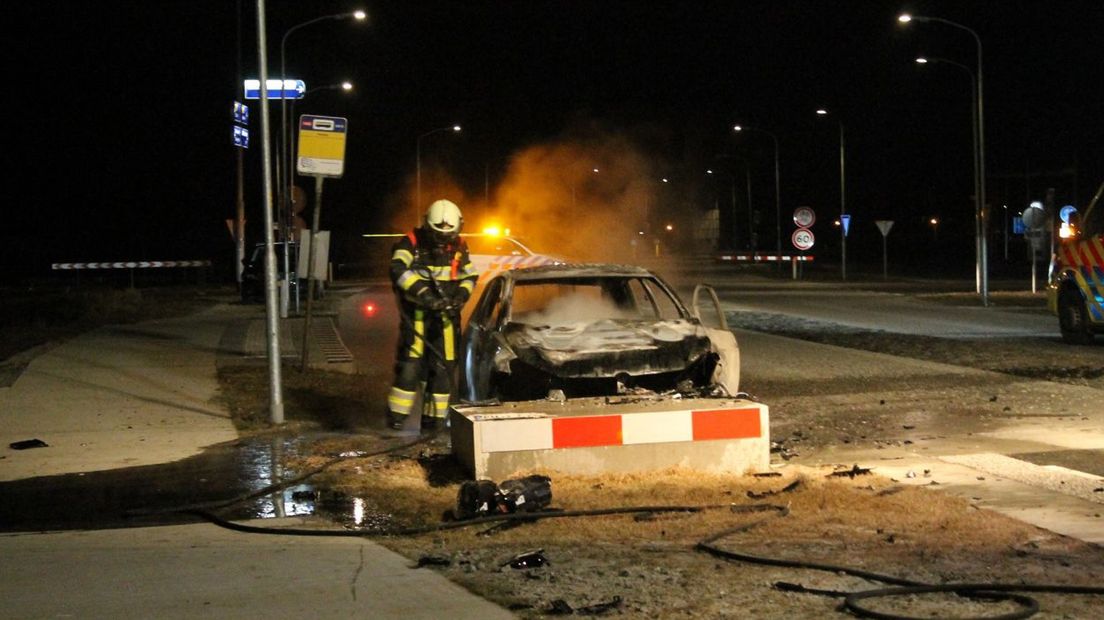 Het wrak van de uitgebrande auto