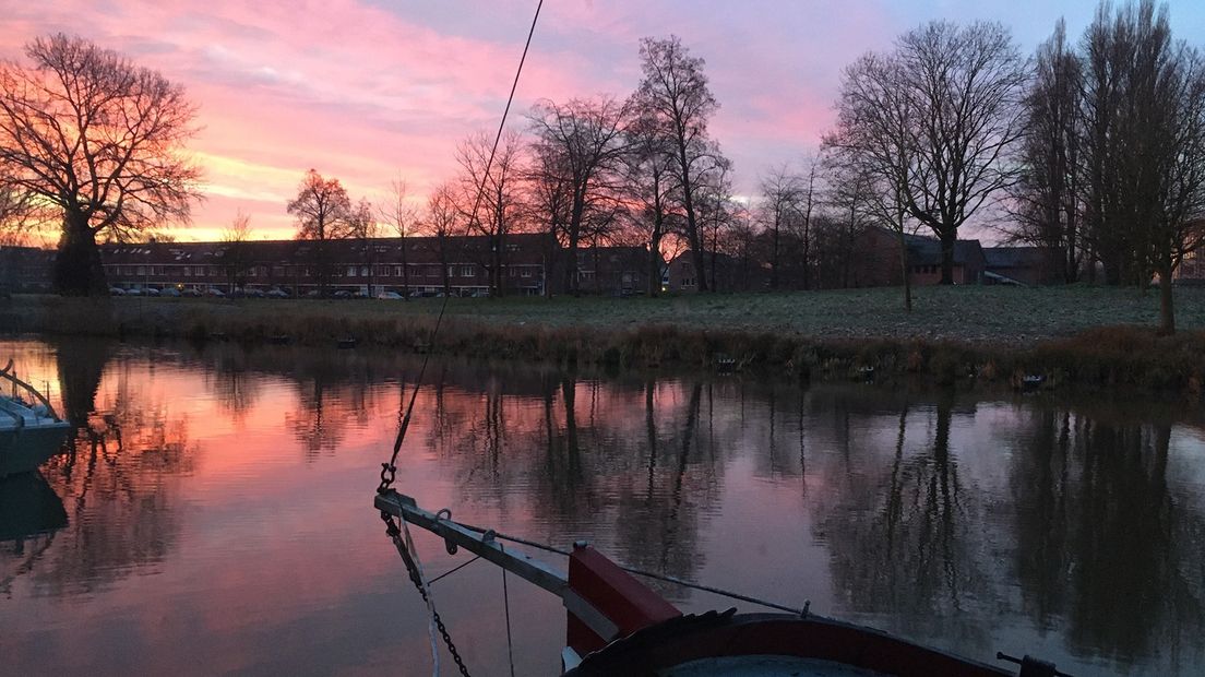 De zonsopkomst vanaf een woonboot aan de Vechtdijk met uitzicht op Zuilen