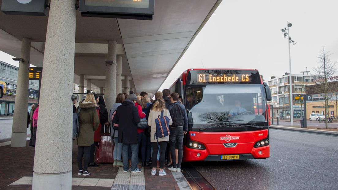 Bus bij Enschede wegens storing op het spoor