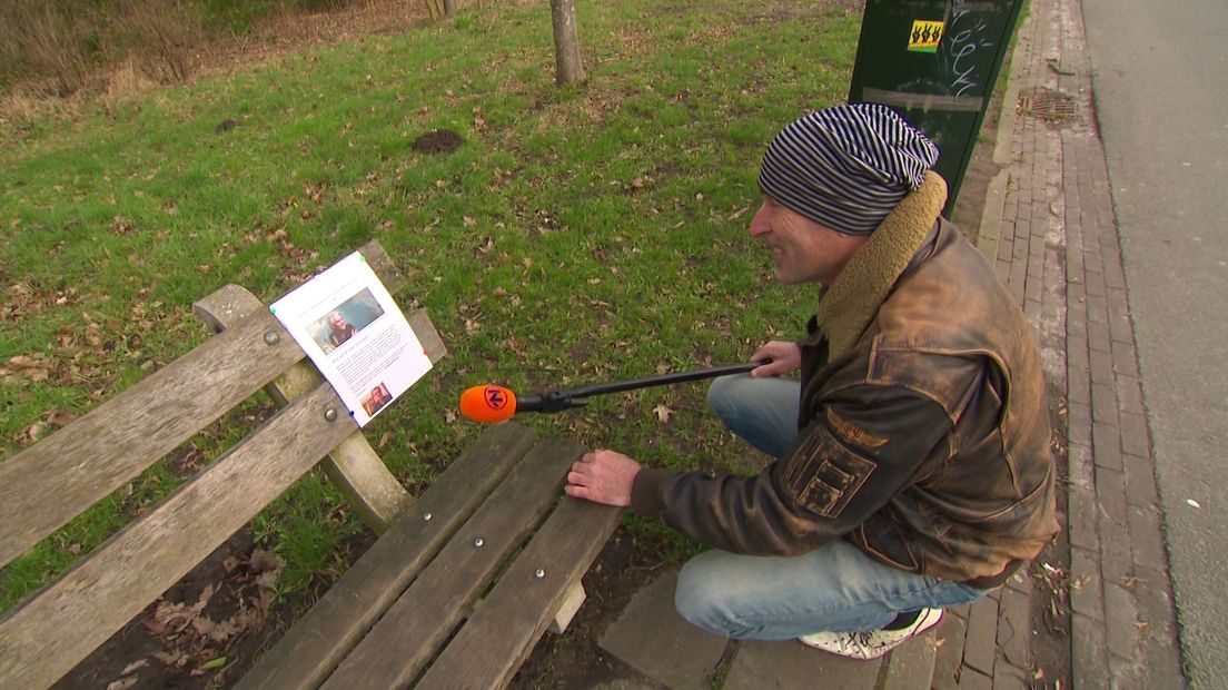 Derk leest de oproep van Bert in het Stadspark