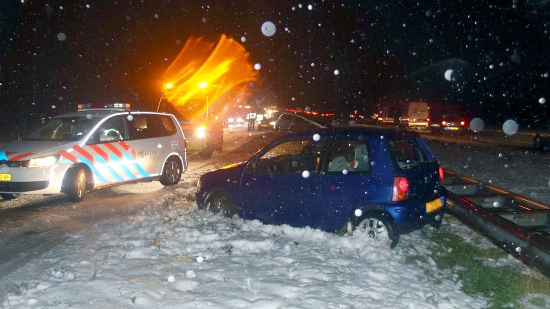 Op de A58 bij Kapelle is een auto tegen de vangrail gegleden door plaatselijke gladheid