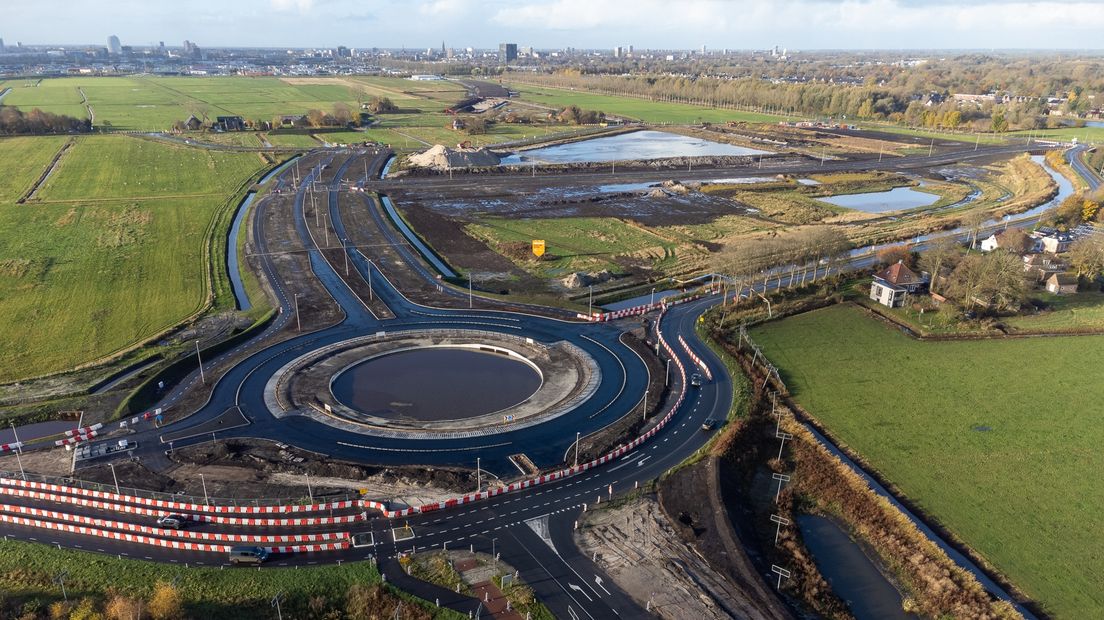 De rotonde in aanbouw bij Meerstad