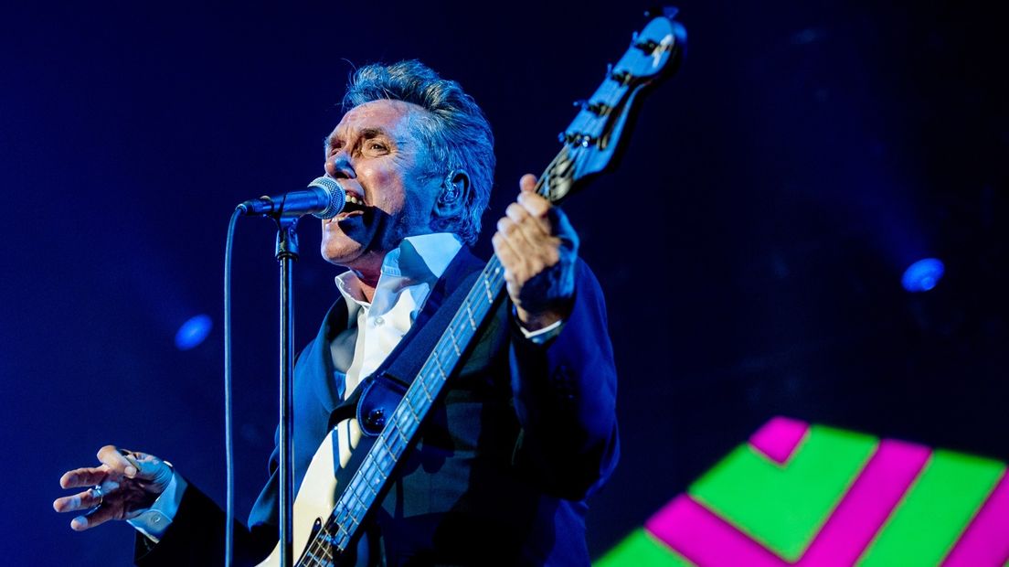 Henny Vrienten tijdens een concert van Doe Maar in de Ziggo Dome