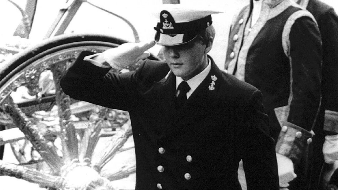 Prinsjesdag 1985,  kroonprins Willem-Alexander groet het vaandel