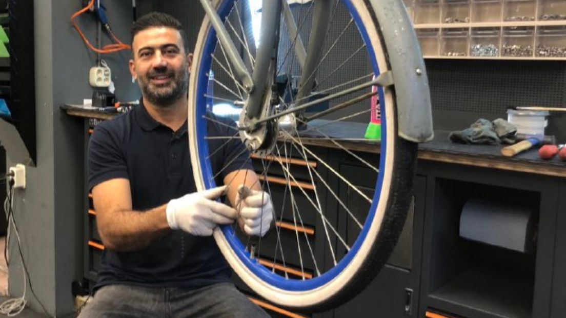Ammar Al-Zerkani in zijn fietsenwinkel