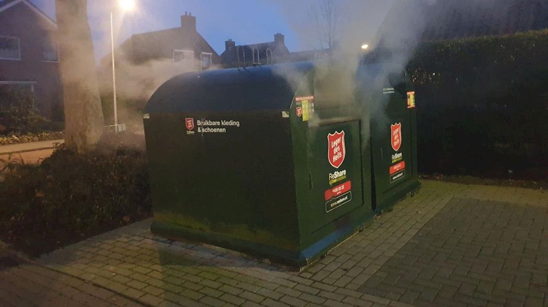 Kledingcontainer staat in brand