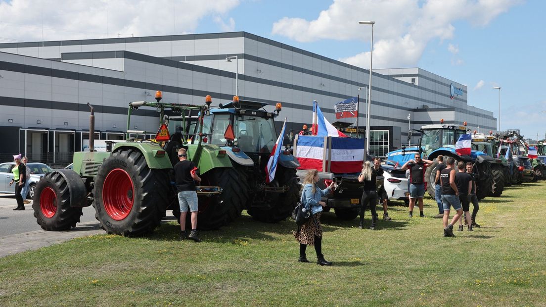 A few dozen tractors have gathered at Hoogvliet