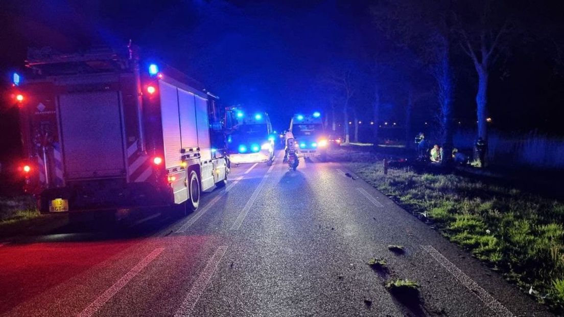 De motorrijder raakte door onbekende oorzaak van de weg.